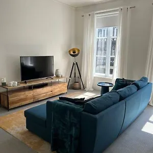 https://modern-flat-within-the-historic-city-walls.hotelsin-chester.com